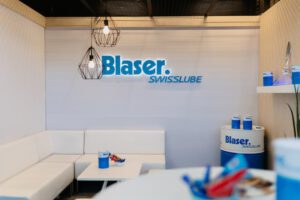 Lounge- und Kommunikationsbereich des Blaser Swisslube Messestands auf der AMB 2026